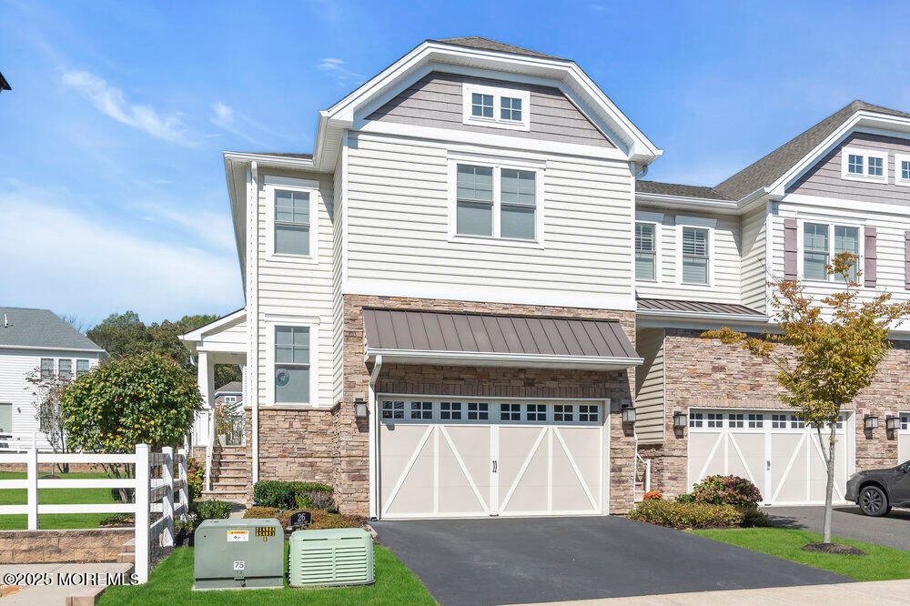 Attached, Exterior, Facade, Rowhouse