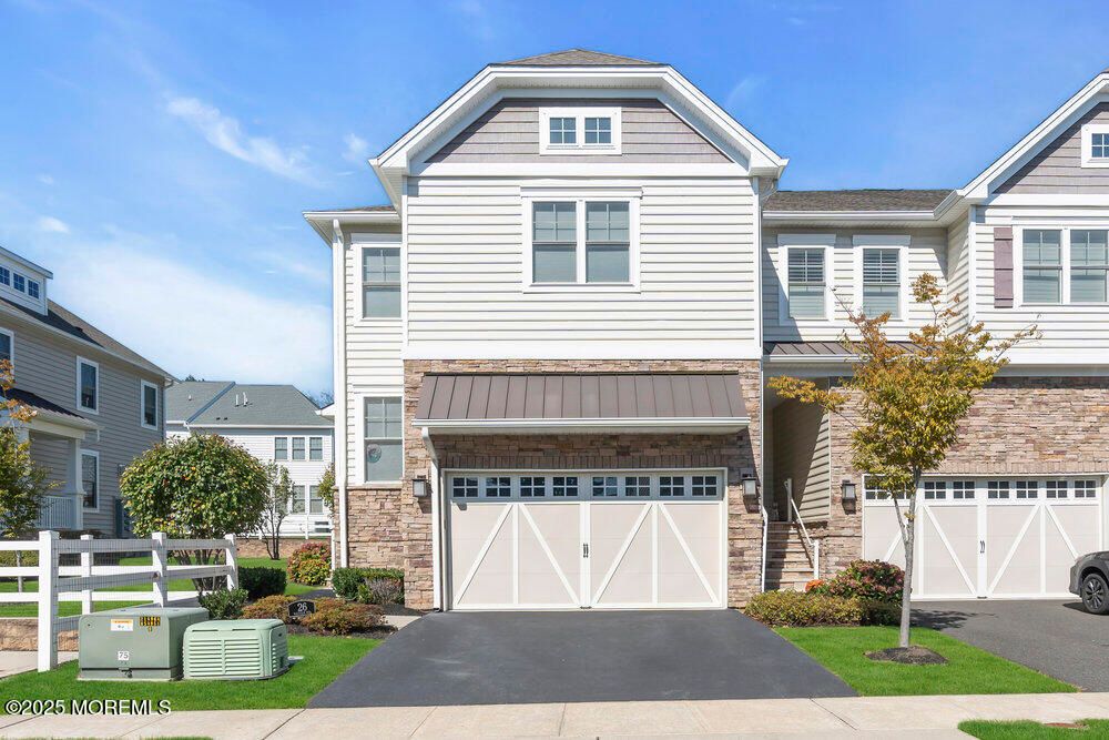 Attached, Exterior, Facade, American Craftsman