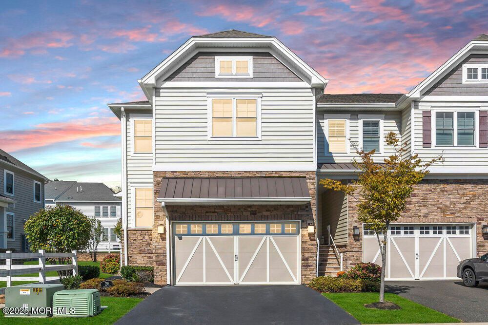 Attached, Exterior, Facade, American Craftsman