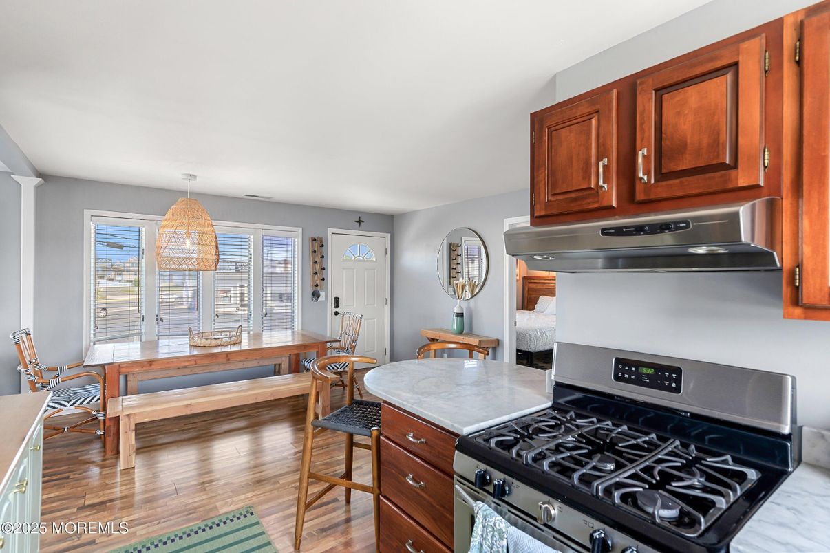 Dining room, Interior, Kitchen, Stainless Steel Appliances, Wood Texture Flooring