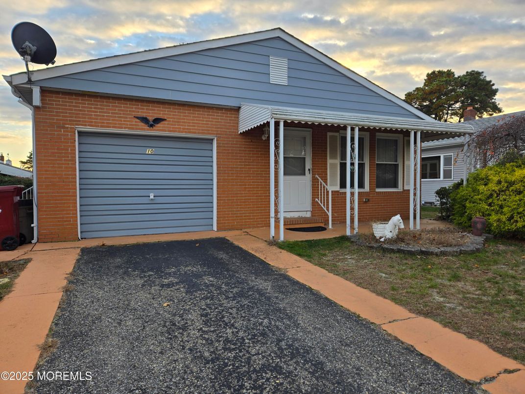 Attached, Exterior, Facade, Brick Facade, None