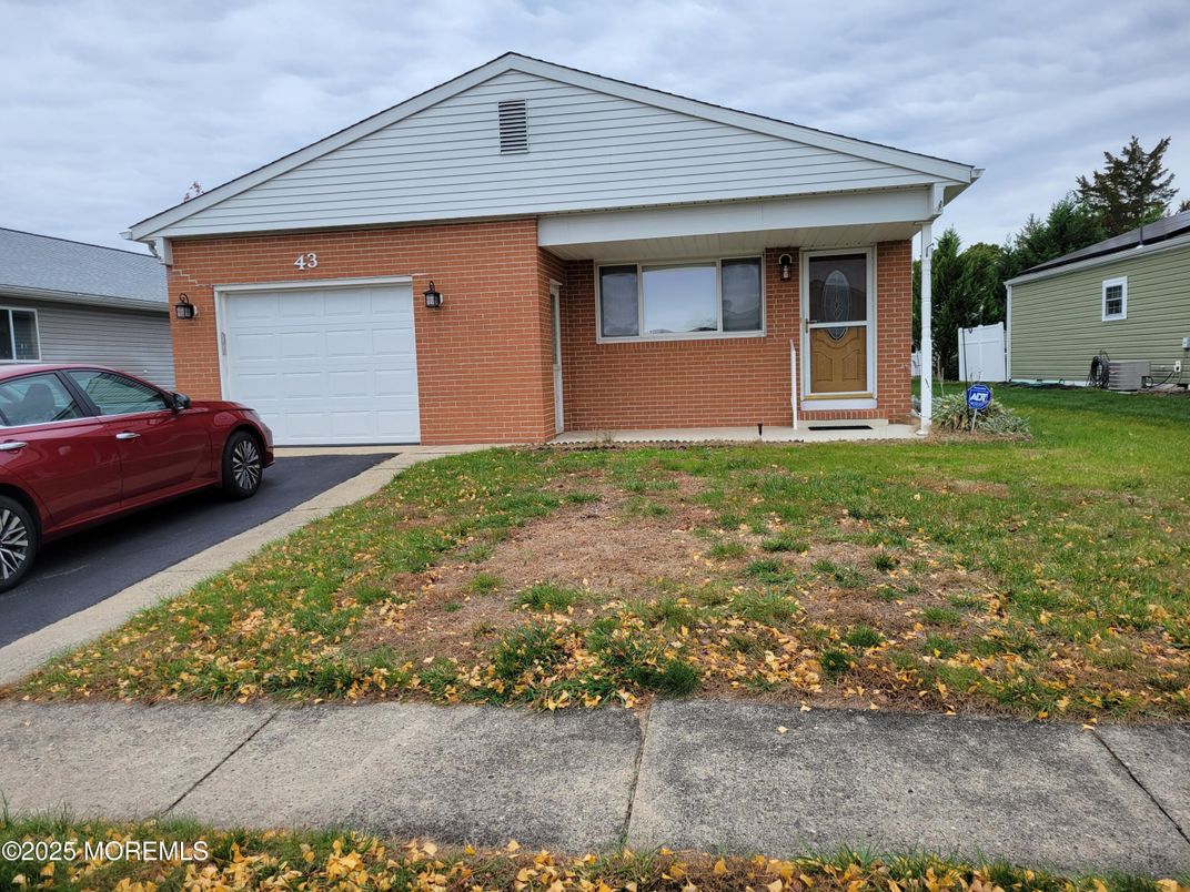 Attached, Exterior, Facade, Brick Facade, Ranch