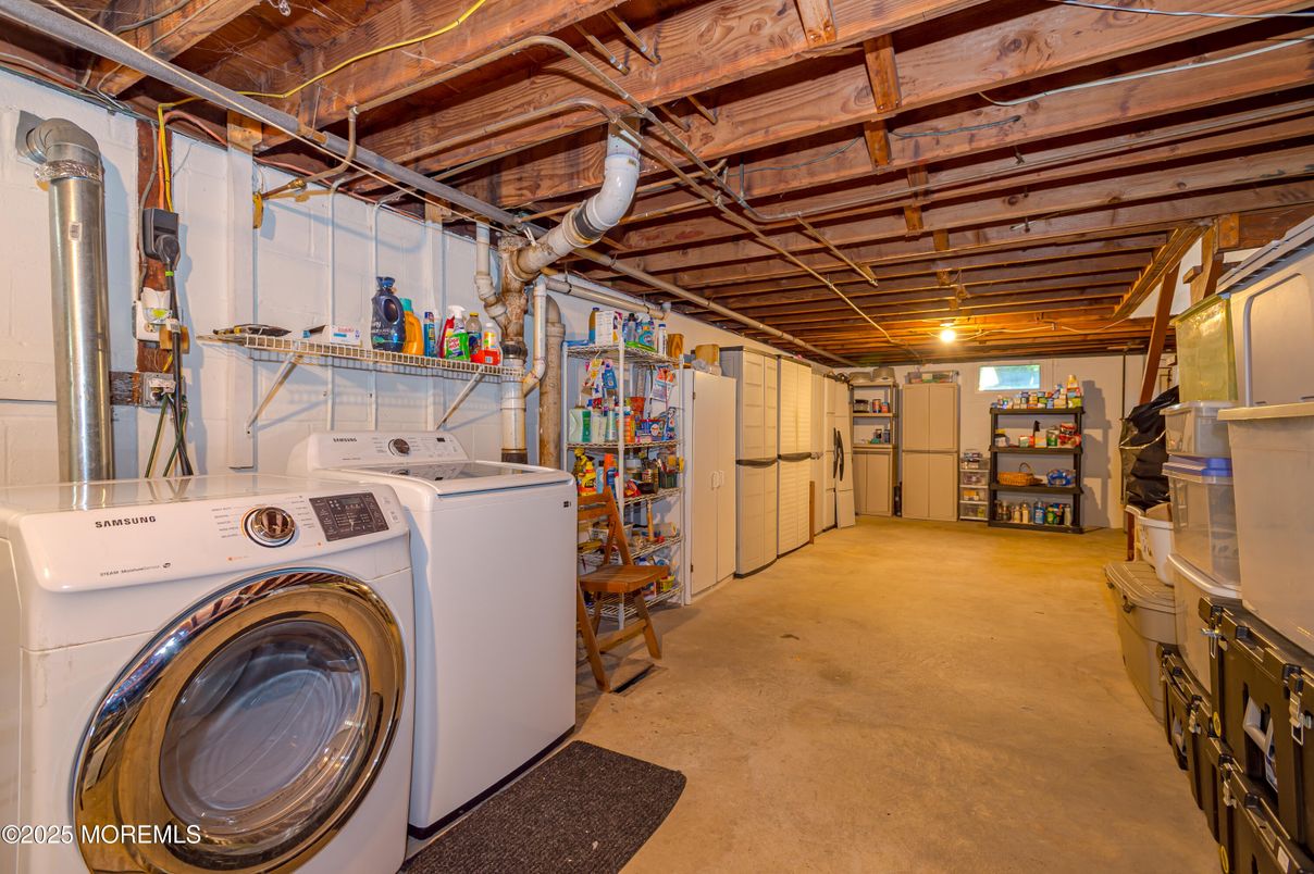 Interior, Washer, Wooden Beams