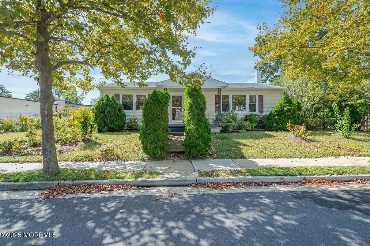 Exterior, Facade, Ranch