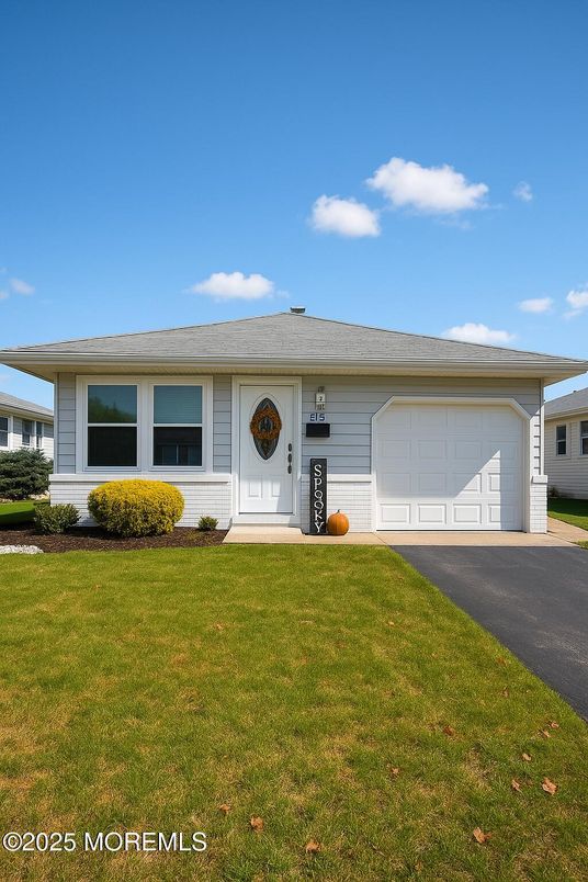 Attached, Exterior, Facade, Ranch