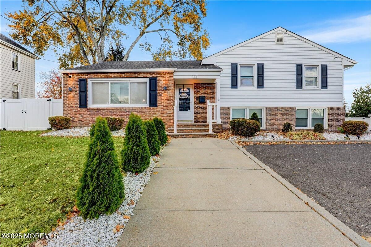 Exterior, Facade, Brick Facade, Split Level