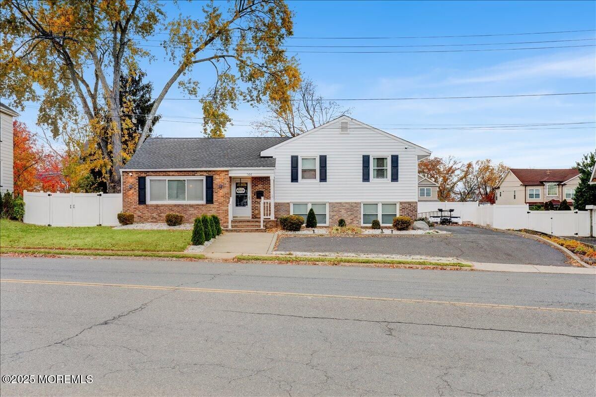 Exterior, Facade, Brick Facade, Split Level