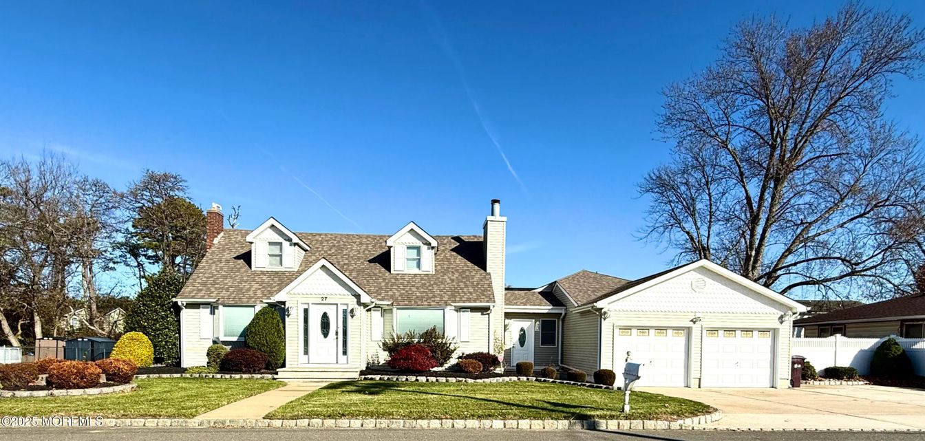 Attached, Exterior, Facade, Cape Cod