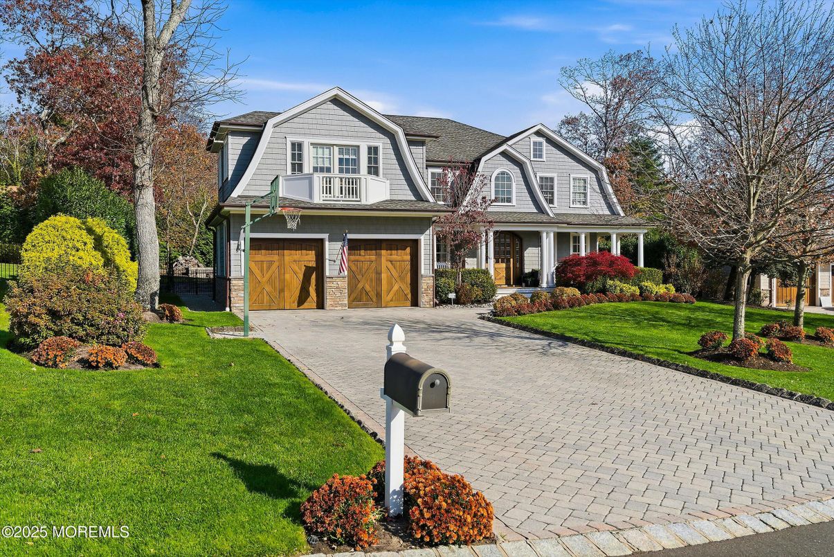 Attached, Exterior, Facade, Queen Anne Victorian