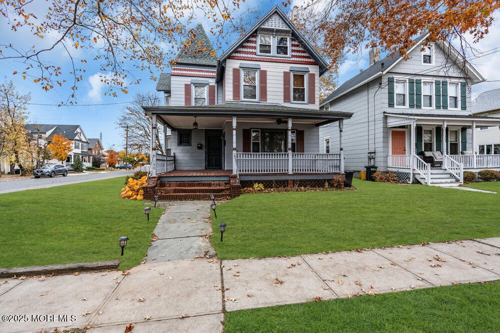 Exterior, Facade, Queen Anne Victorian