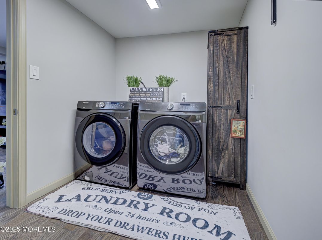 Interior, Recessed Lighting, Washer, Wood Texture Flooring