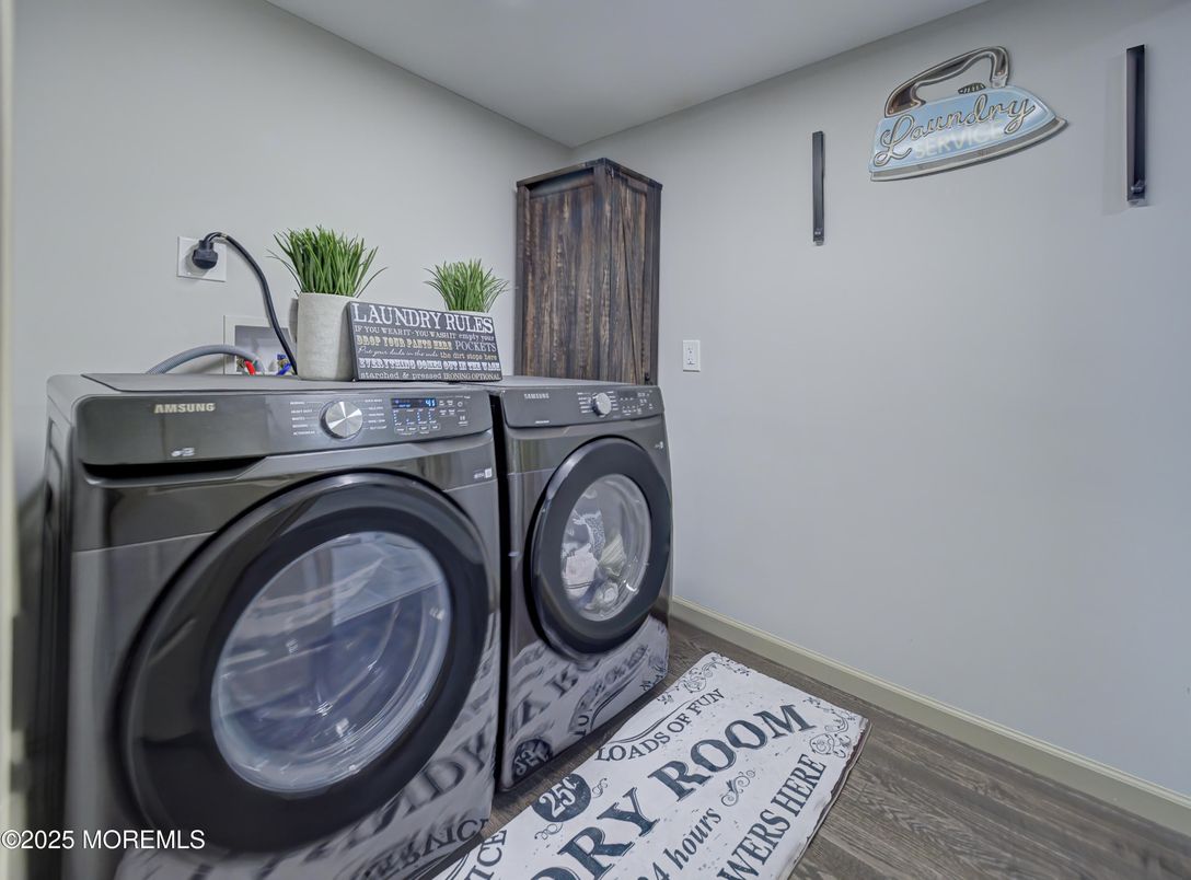 Interior, Recessed Lighting, Washer, Wood Texture Flooring