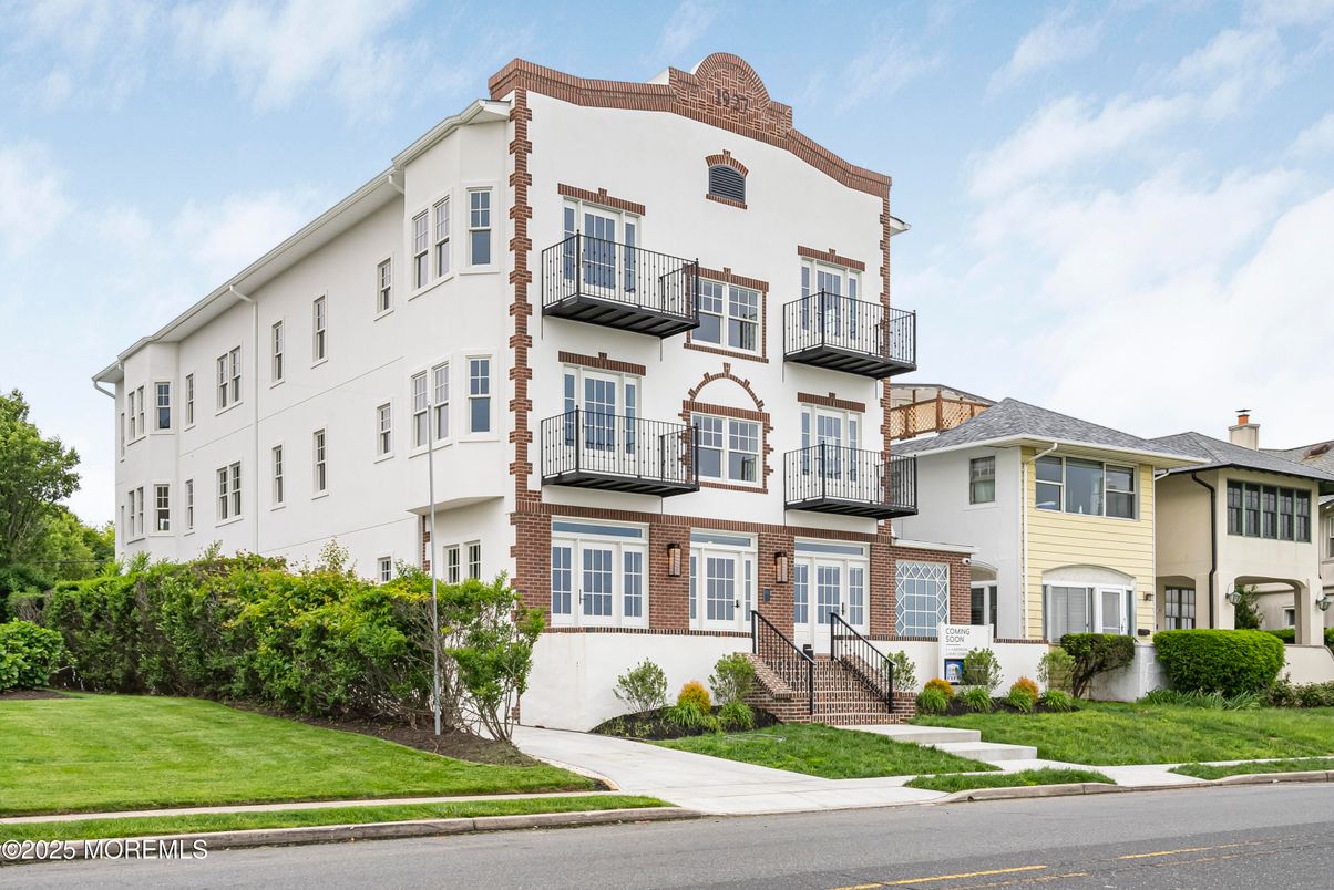 Exterior, Facade, Rowhouse