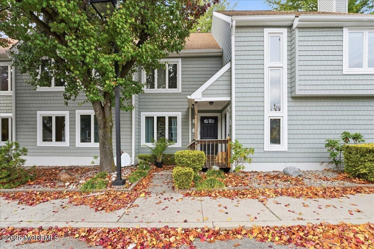 Exterior, Facade, Raised Ranch