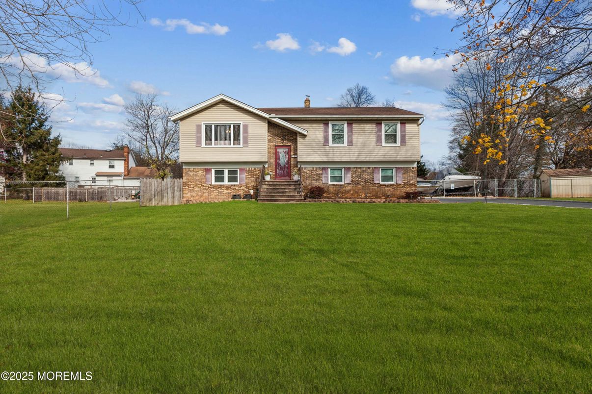 Backyard, Exterior, Facade, Raised Ranch