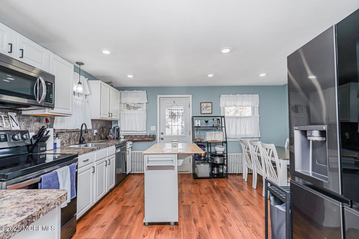 Dining room, Interior, Kitchen, Pendant Lights, Recessed Lighting, Wood Texture Flooring