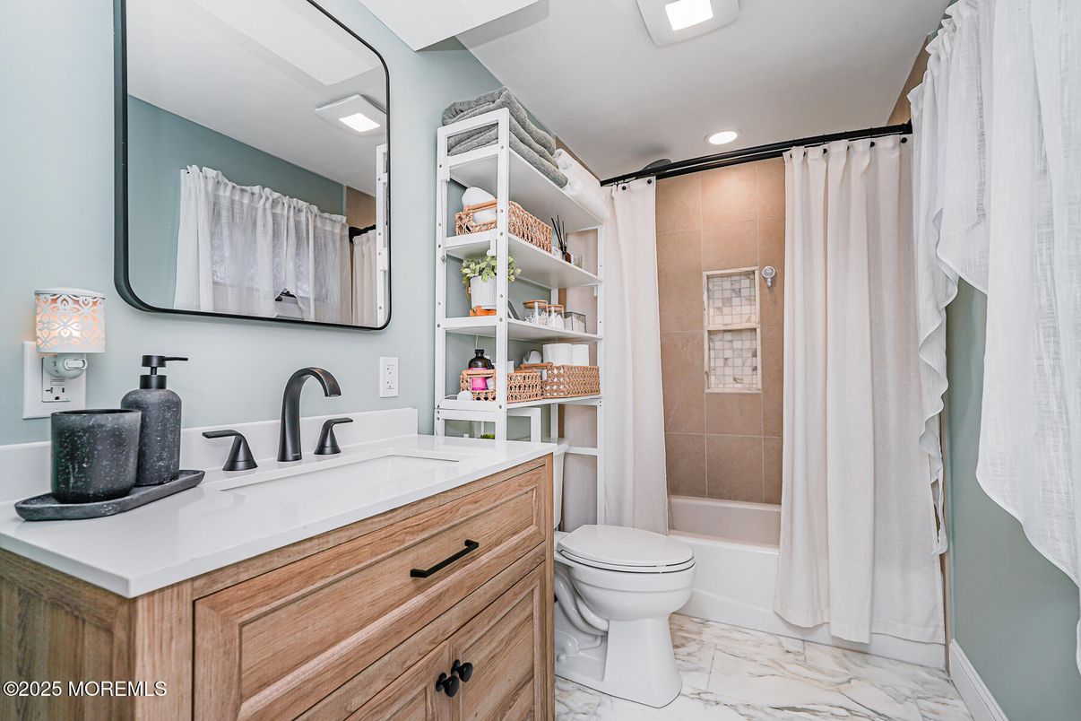 Bathroom, Interior, Marble, Recessed Lighting