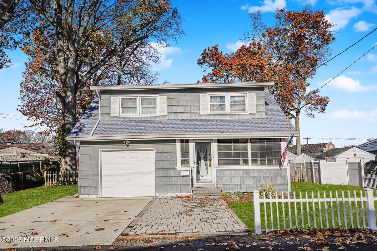 Attached, Exterior, Facade, American Foursquare
