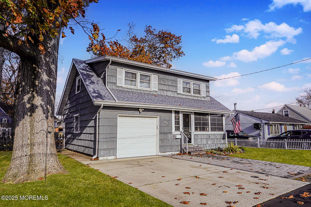 Attached, Exterior, Facade, American Foursquare