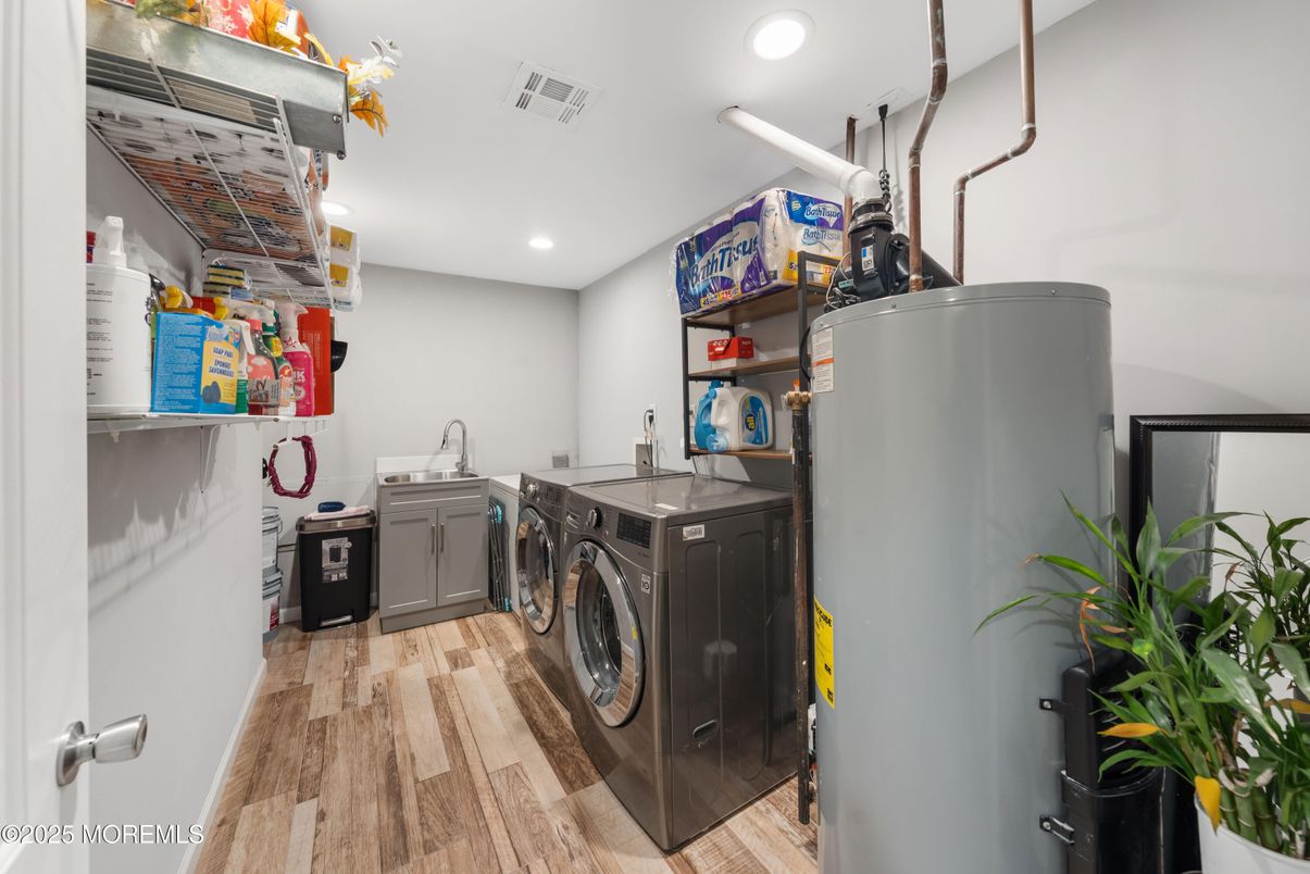Interior, Recessed Lighting, Washer, Wood Texture Flooring