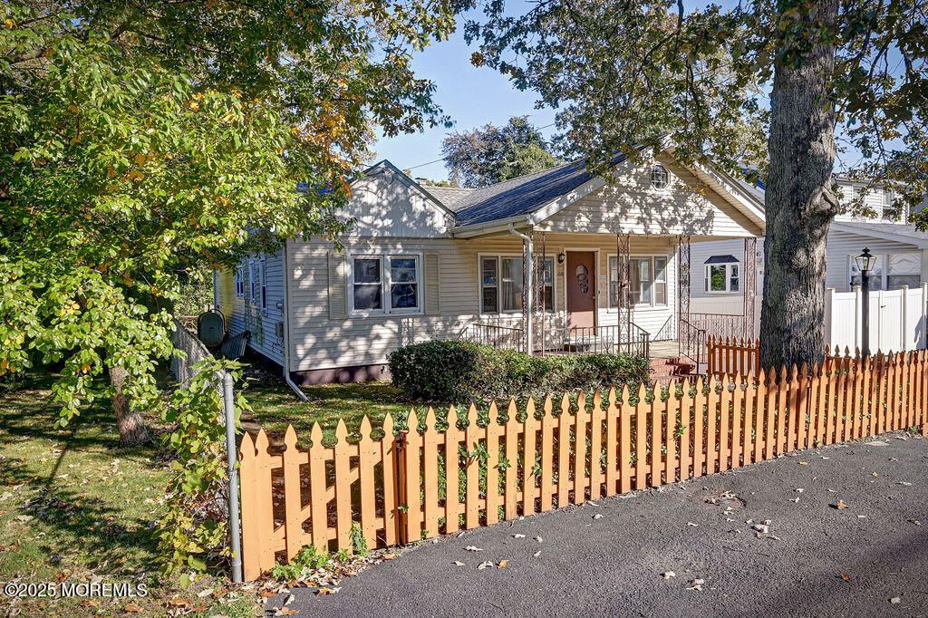 Exterior, Facade, Cape Cod