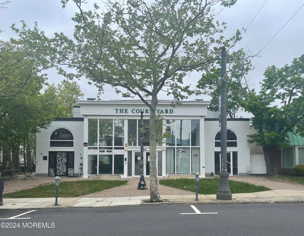 Exterior, Facade, Modern