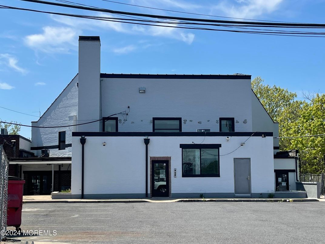 Exterior, Facade, Modern