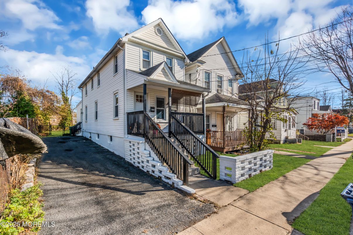Exterior, Facade, Queen Anne Victorian