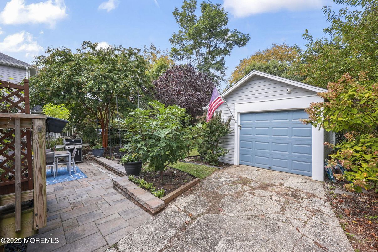 Detached Garage, Exterior