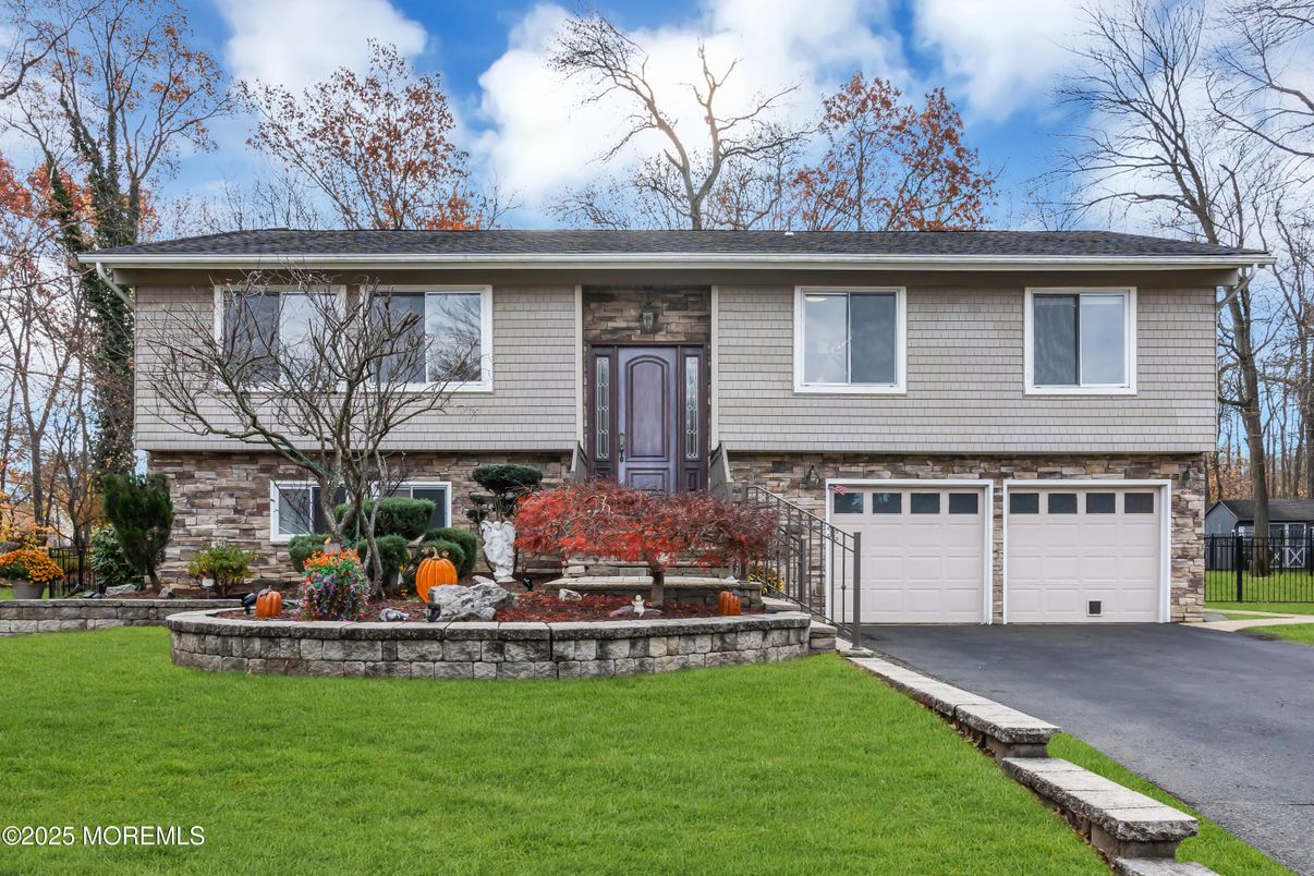 Attached, Exterior, Facade, Raised Ranch