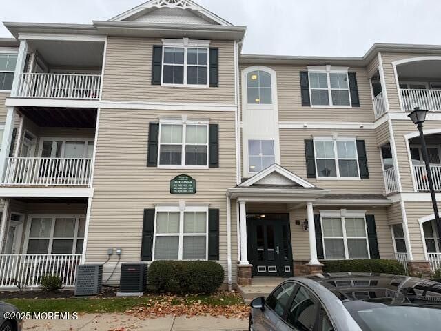 Exterior, Facade, Rowhouse