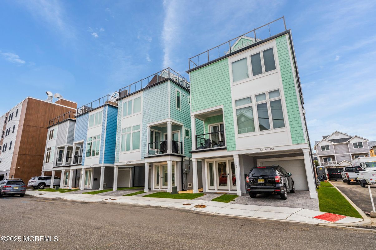 Exterior, Facade, Rowhouse