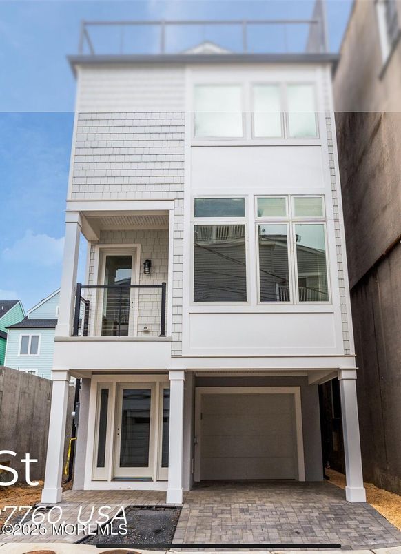 Exterior, Facade, Rowhouse