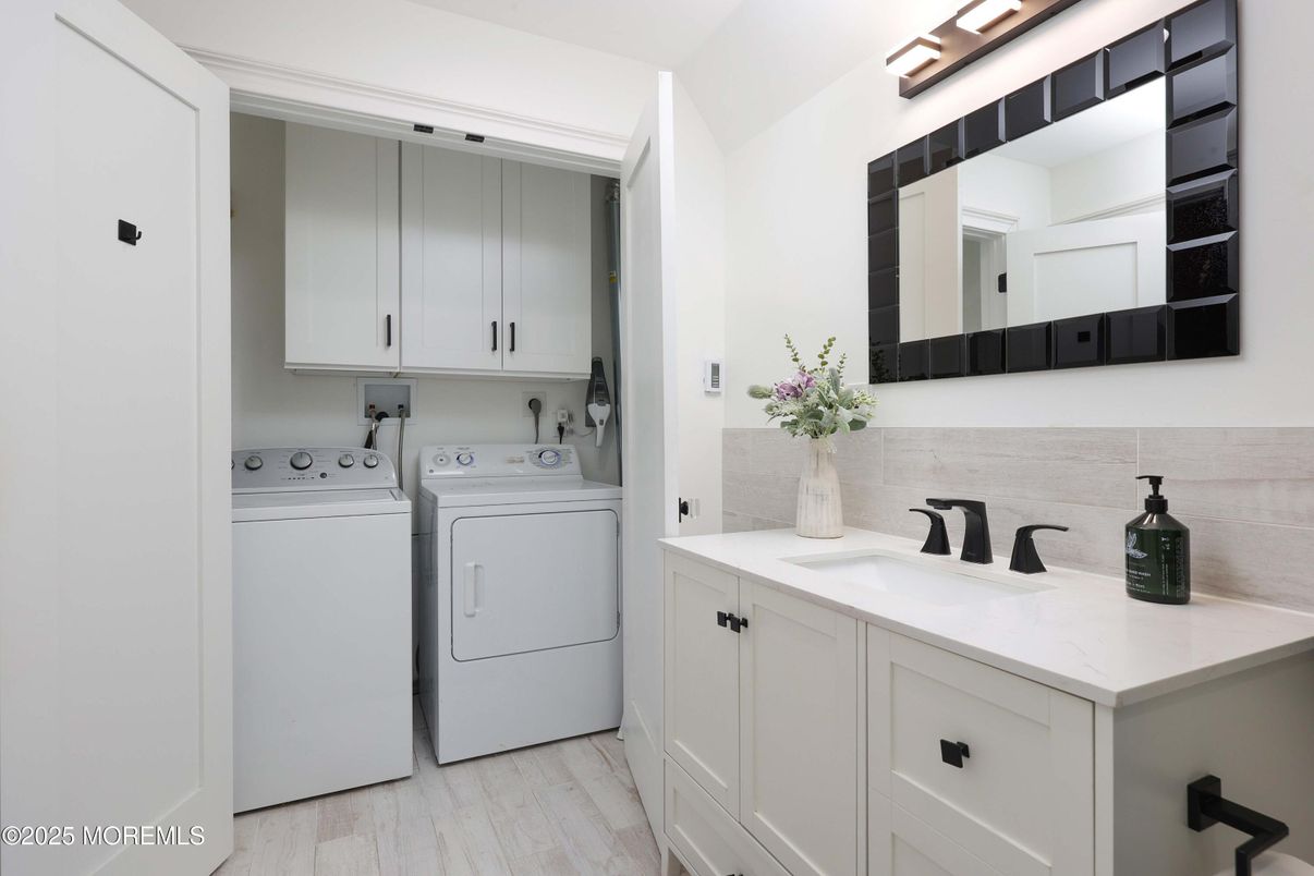 Interior, Utility Closets, Washer, Wood Texture Flooring