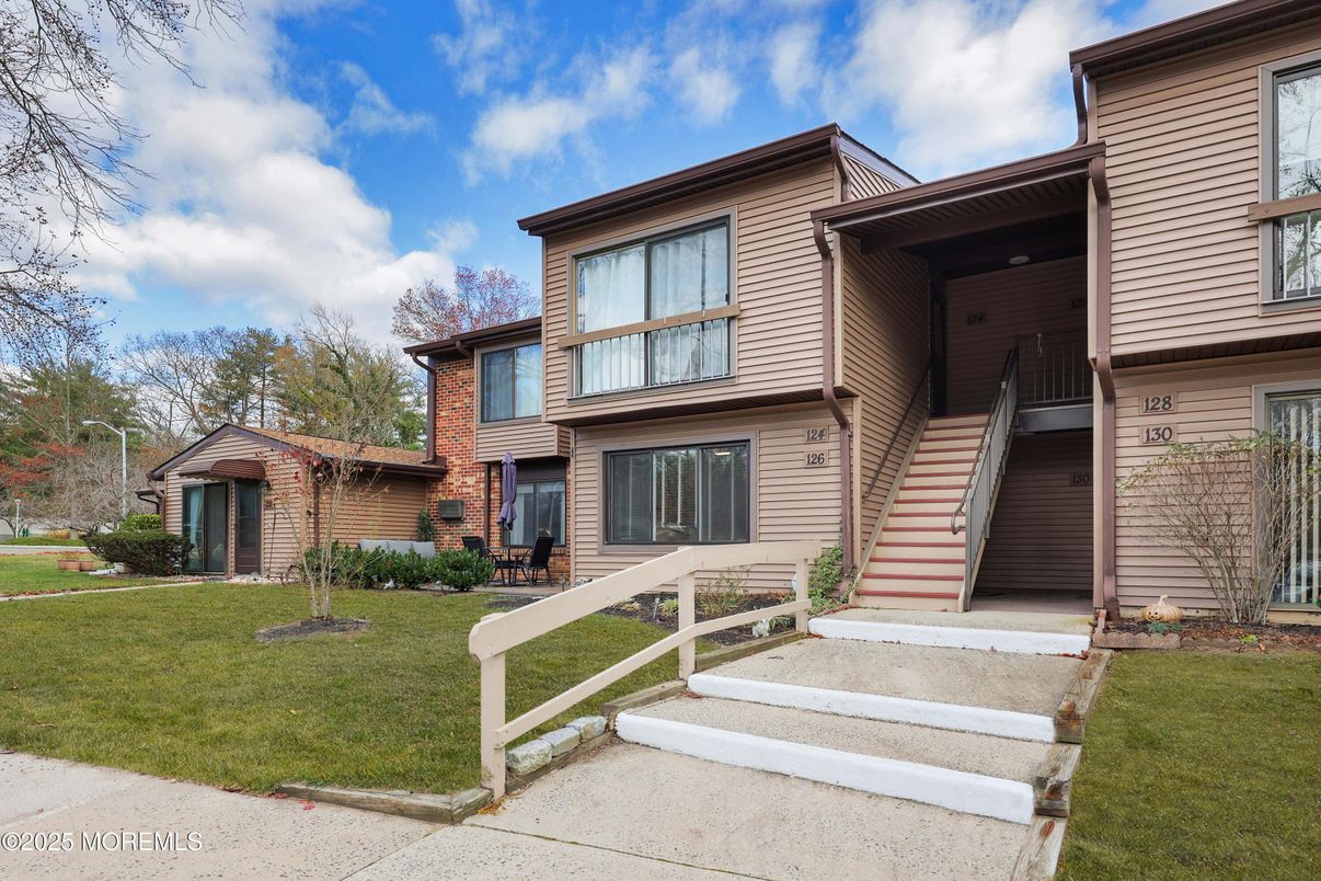 Exterior, Facade, Modern