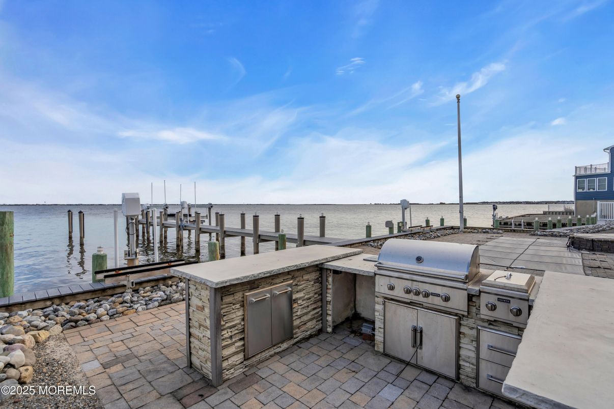 Exterior, Outdoor Kitchen, Water