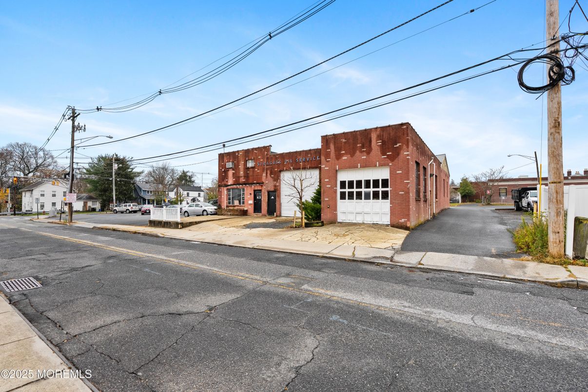 Attached, Exterior, Facade, Brick Facade, None