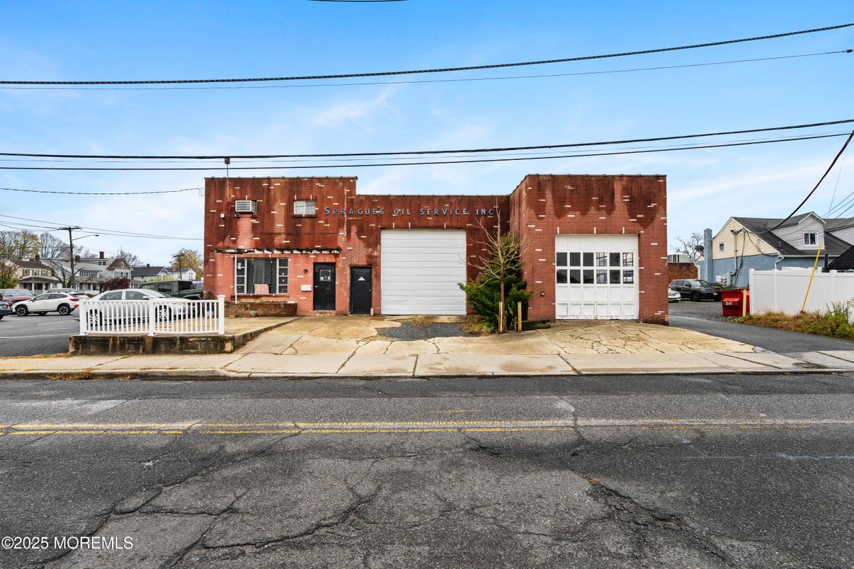 Attached, Exterior, Facade, Brick Facade, Modern