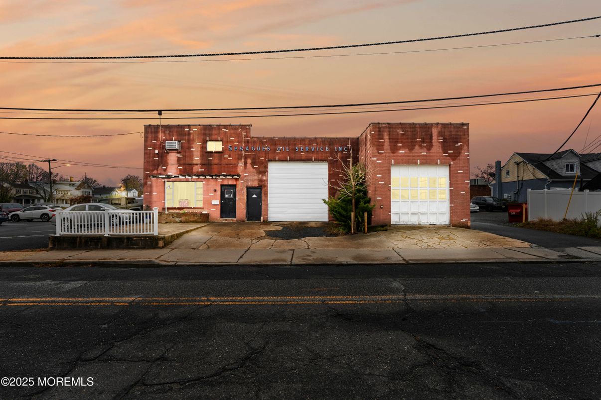 Attached, Exterior, Facade, Brick Facade, Modern