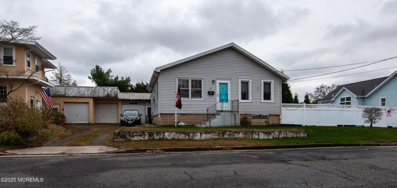 Attached, Exterior, Facade, Split Level