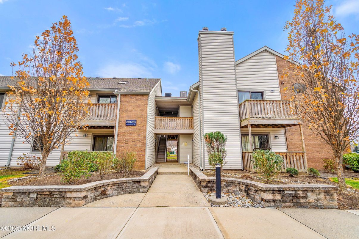 Exterior, Facade, Brick Facade, Rowhouse