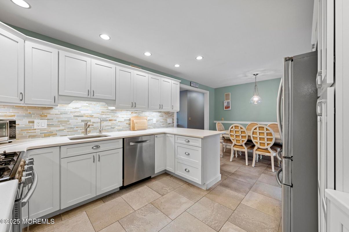 Dining room, Interior, Kitchen, Pendant Lights, Recessed Lighting, Stainless Steel Appliances