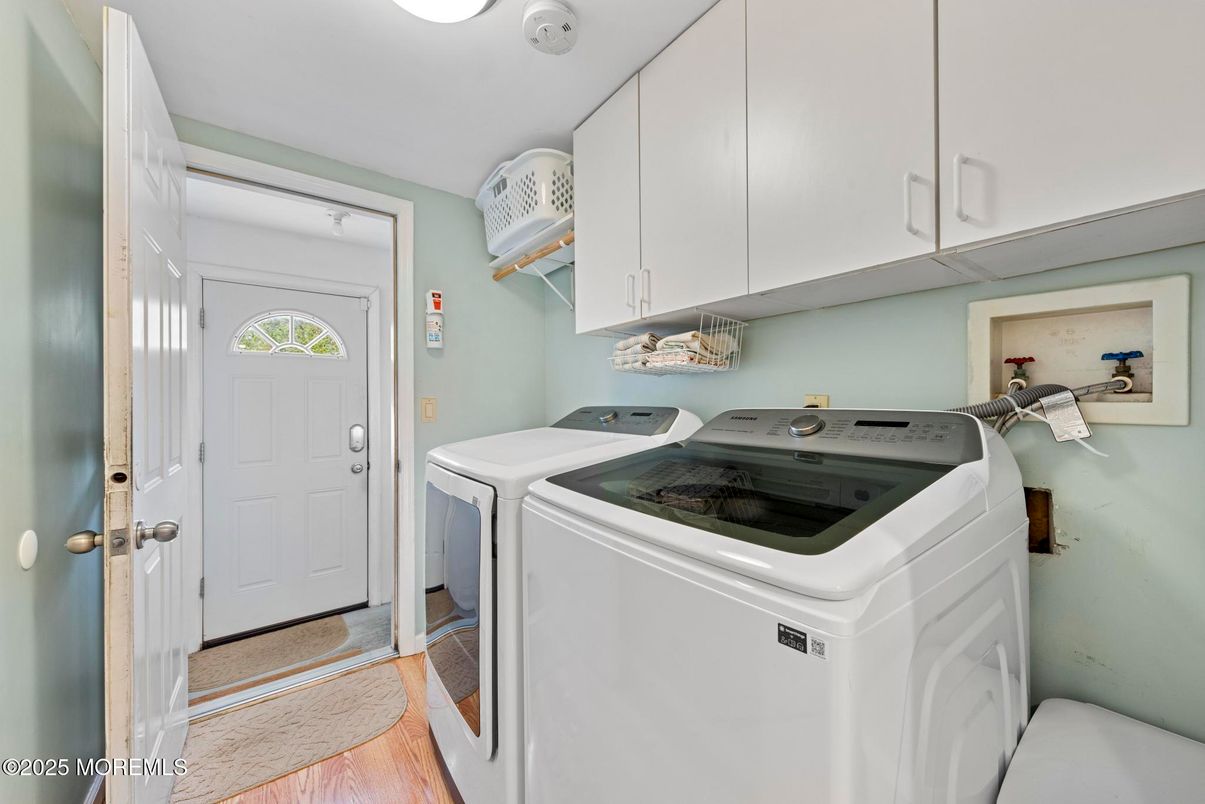 Interior, Washer, Wood Texture Flooring