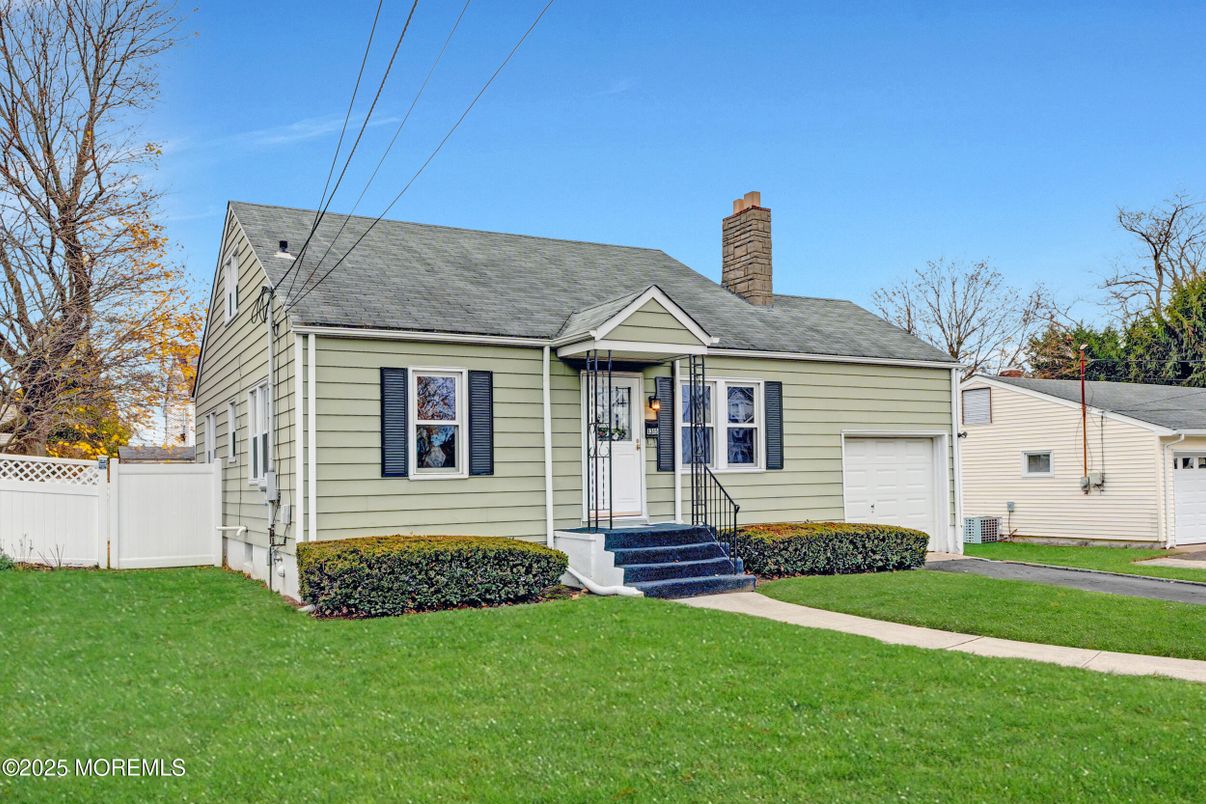 Attached, Exterior, Facade, Cape Cod