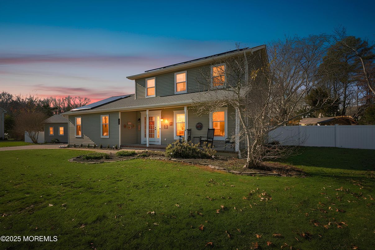 Exterior, Facade, American Foursquare
