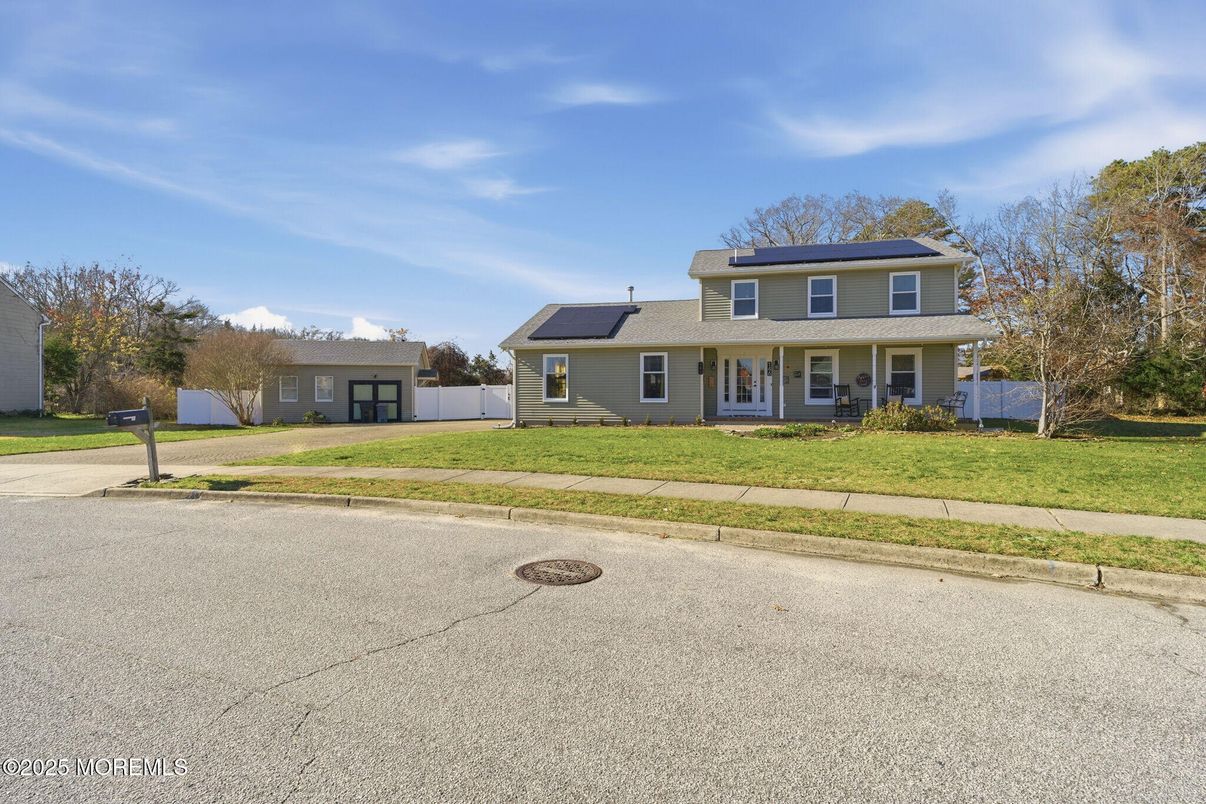 Exterior, Facade, Solar Panels, American Foursquare