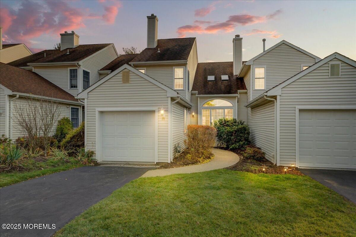 Attached, Exterior, Facade, Cape Cod