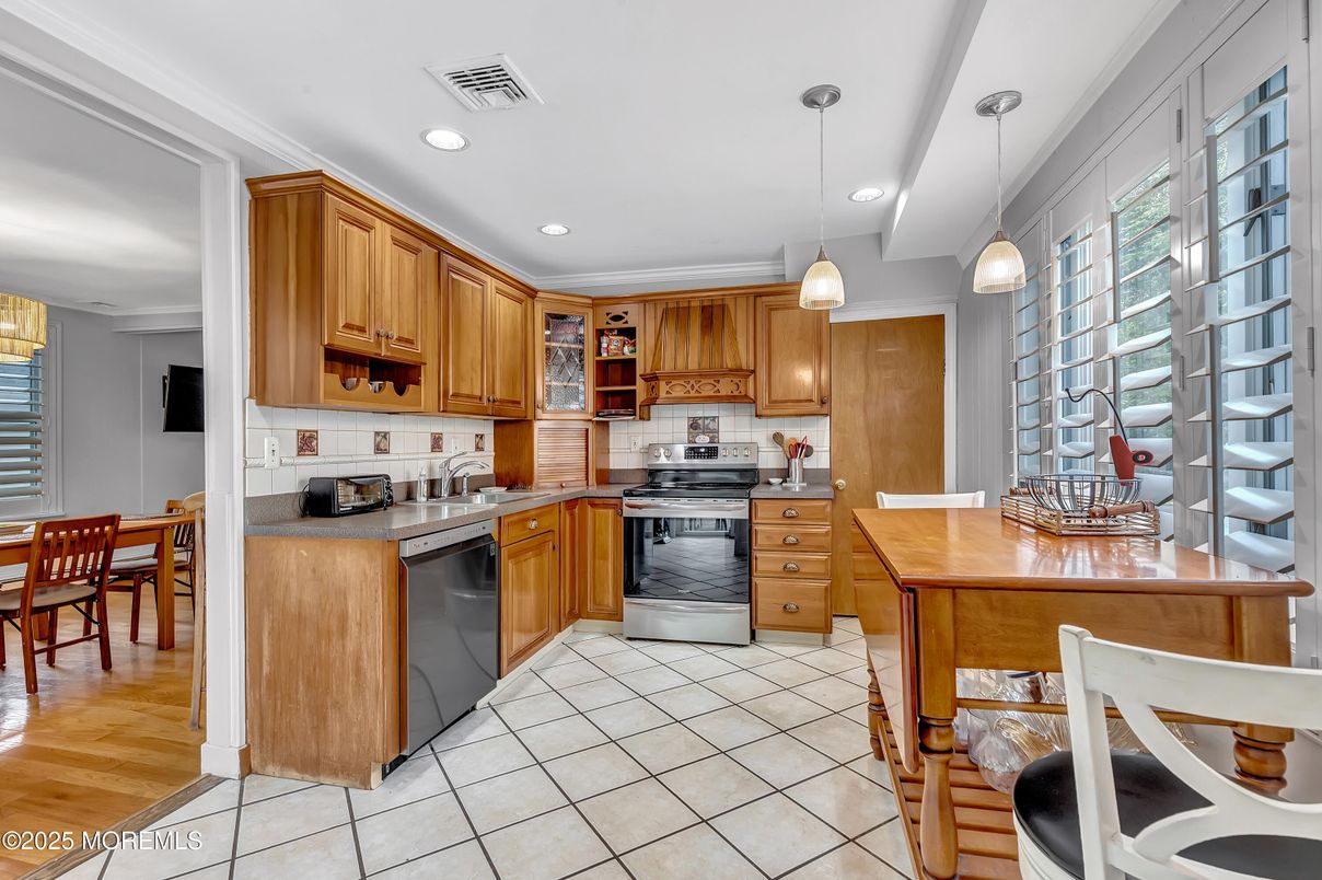 Dining room, Interior, Kitchen, Pendant Lights, Recessed Lighting, Stainless Steel Appliances, Wood Texture Flooring