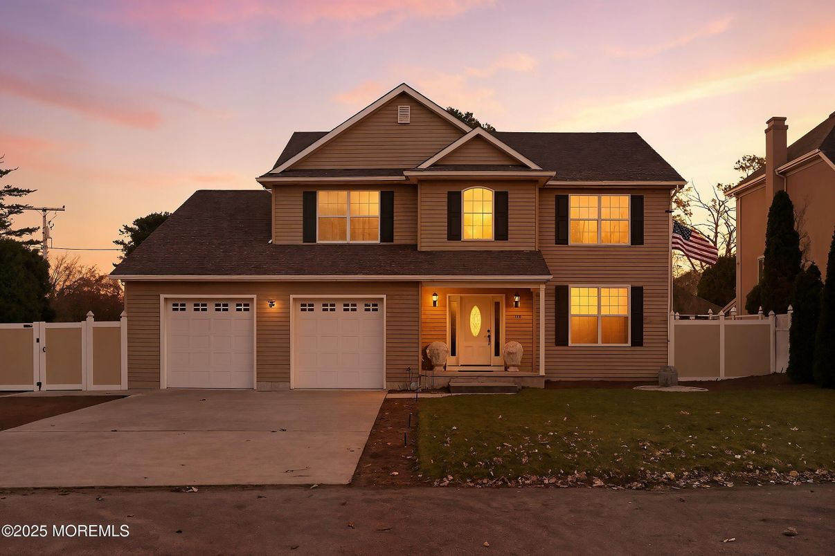 Attached, Exterior, Facade, Farmhouse