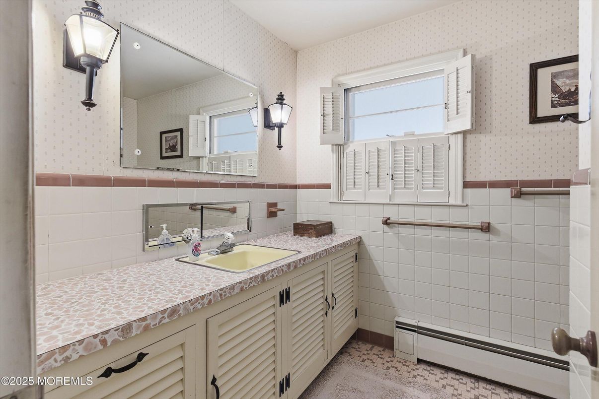 Bathroom, Interior, Tile Countertops